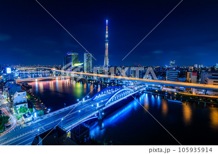 東京、浅草から眺める東京スカイツリーの夜景 105935914