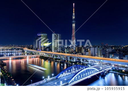 東京、浅草から眺める東京スカイツリーの夜景 東京、浅草から眺める東京スカイツリーの夜景 105935915