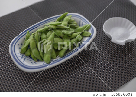 夏に美味しい茹でた枝豆 105936002