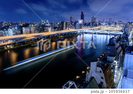 東京、隅田川の夜景と屋形船の光跡 105936837