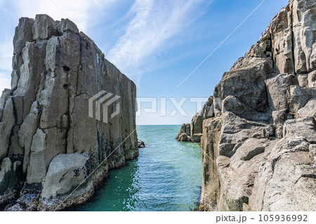 福井県坂井市　柱状節理による絶景が見られる人気の観光地　晴天の東尋坊 105936992