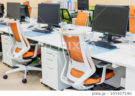 無人のビジネスオフィス内観 105937190