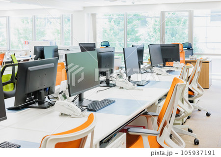 無人のビジネスオフィス内観 105937191