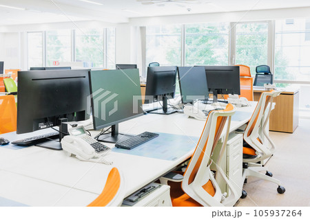 無人のビジネスオフィス内観 105937264