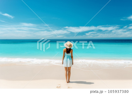 ターコイズブルーの海と空を見つめる女性の後ろ姿 ターコイズブルーの海と空を見つめる女性の後ろ姿 105937380