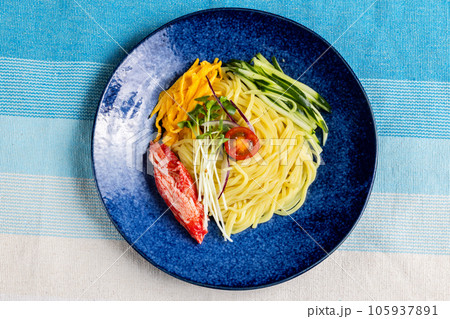 冷やし中華　 chilled Chinese noodles 105937891