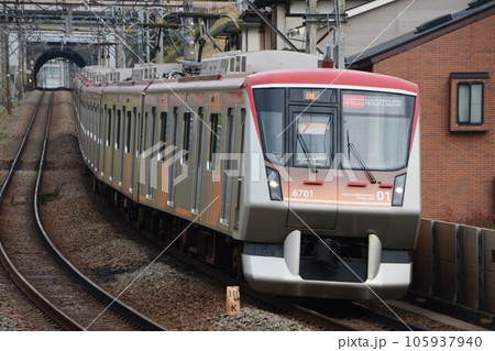 長津田へ向けて田園都市線をゆく東急電鉄6000系 長津田へ向けて田園都市線をゆく東急電鉄6000系 105937940
