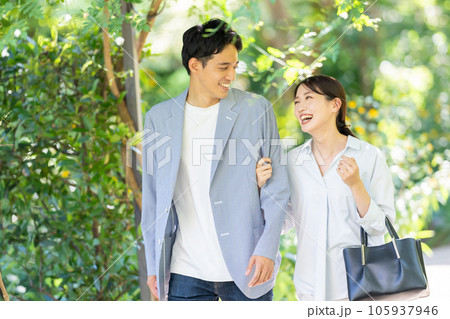 旅行する若いカップル 旅行する若いカップル 105937946
