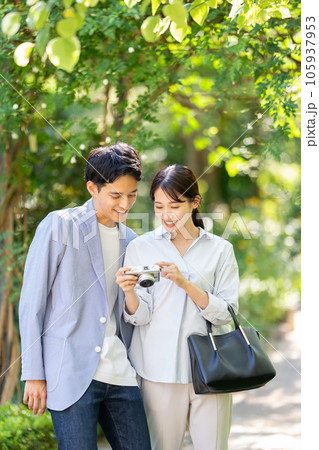 カメラを持つ笑顔の若いカップル 105937953