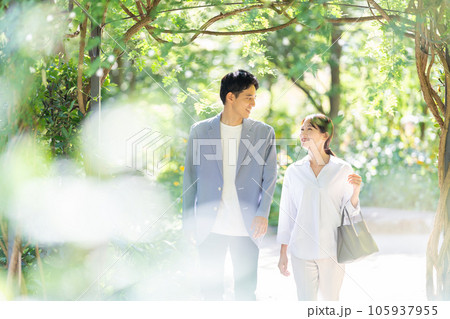 散歩するカップル 散歩するカップル 105937955