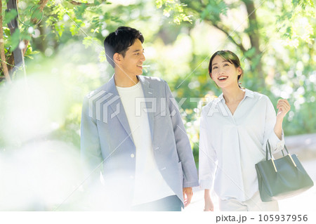 旅行する若いカップル 105937956