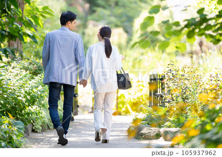 旅行する若いカップル 旅行する若いカップル 105937962