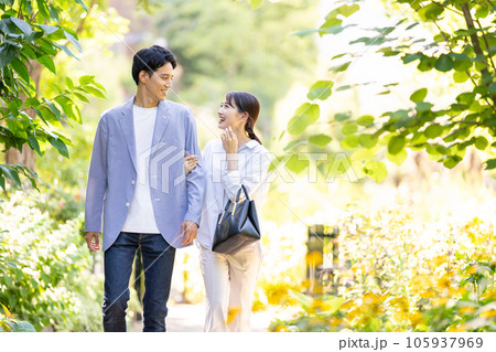 散歩する若い夫婦 散歩する若い夫婦 105937969