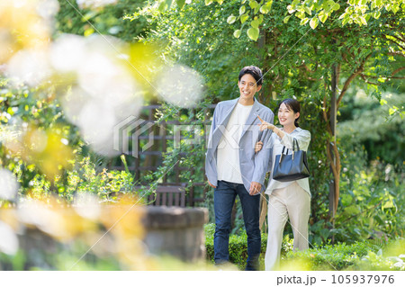 公園でデートするカップル 公園でデートするカップル 105937976