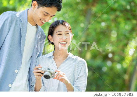 写真を撮るカップル 105937982