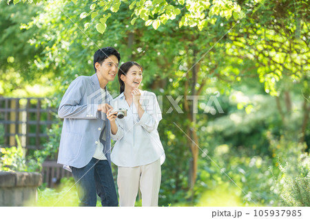 新緑の中でデートするカップル 105937985