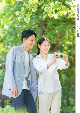 写真を撮るカップル 写真を撮るカップル 105938028