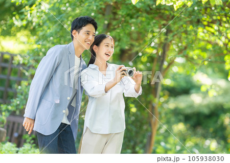 カメラを構える若いカップル カメラを構える若いカップル 105938030