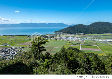 近江八幡の八幡山からの眺め 琵琶湖方面 滋賀県近江八幡市 近江八幡の八幡山からの眺め 琵琶湖方面 滋賀県近江八幡市 105938045