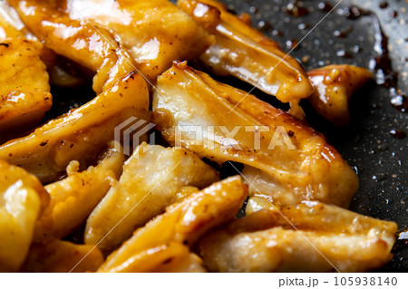 鶏軟骨(やげん軟骨)をフライパンで焼く(たれ焼き)調理シーンのアップ。 鶏軟骨(やげん軟骨)をフライパンで焼く(たれ焼き)調理シーンのアップ。 105938140