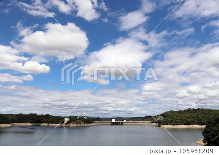 つくはら湖展望台よりみる呑吐ダム（兵庫県 神戸市） 105938209