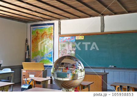 【吹屋ふるさと村 (旧吹屋小学校 教室)(水晶玉)】 岡山県高梁市成羽町吹屋 【吹屋ふるさと村 (旧吹屋小学校 教室)(水晶玉)】 岡山県高梁市成羽町吹屋 105938853