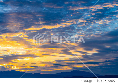 【空素材】朝焼けに染まる雲と空【長野県】 105939065