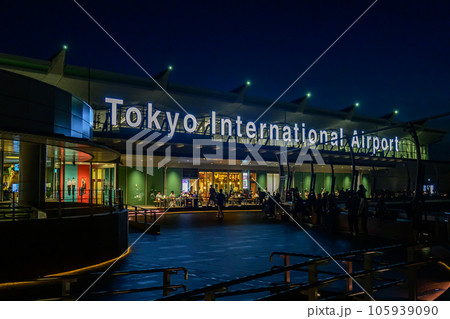 空港の夜景 ライトアップされた展望デッキ 羽田空港第三ターミナル 空港の夜景 ライトアップされた展望デッキ 羽田空港第三ターミナル 105939090