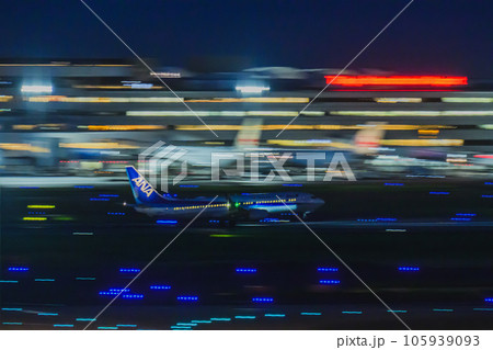 空港の夜景　離陸中の航空機　羽田空港第三ターミナル 105939093
