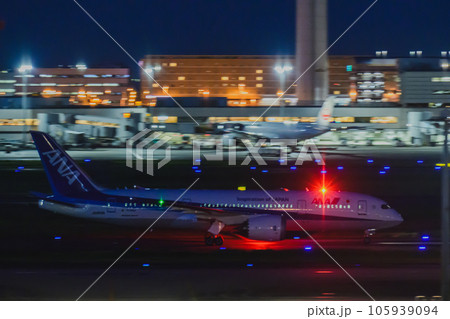 空港の夜景　タキシング中の航空機　羽田空港第三ターミナル 105939094