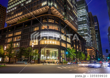 東京、丸の内のビジネス街の夜景 東京、丸の内のビジネス街の夜景 105939910