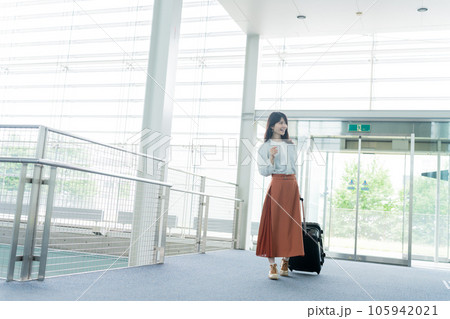 キャリーケースを持った女性（旅行・空港） 105942021