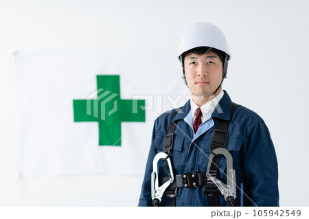 フルハーネス型墜落制止用器具を装着した男性・安全イメージ フルハーネス型墜落制止用器具を装着した男性・安全イメージ 105942549