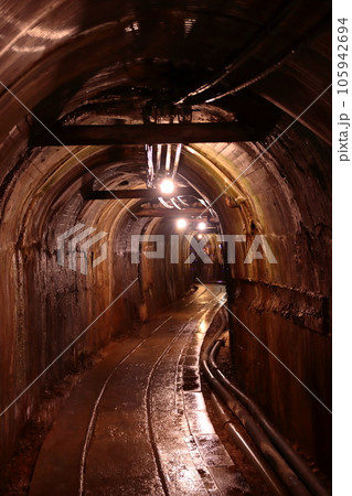 地下深くでひっそりと眠る佐渡金山の史跡(トロッコ用坑道) 105942694