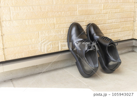 ビジネスシューズを陰干しするイメージ 105943027