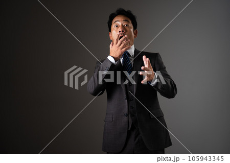 驚いているミドル男性　ビジネスイメージ 105943345