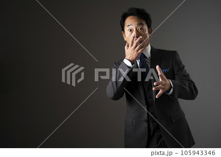 驚いているミドル男性 ビジネスイメージ 驚いているミドル男性 ビジネスイメージ 105943346