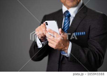スマートフォンを操作するミドル男性　ビジネスイメージ 105943388