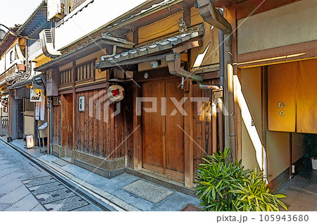 【イラスト風京都】京町屋が並ぶ先斗町のディープな世界 105943680