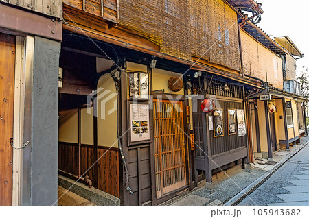 【イラスト風京都】京町屋が並ぶ先斗町のディープな世界 105943682