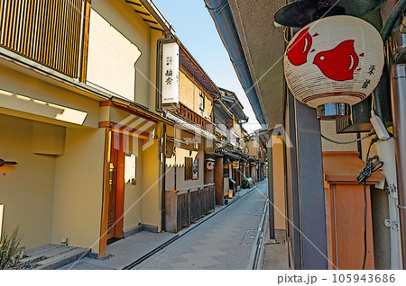 【イラスト風京都】京町屋が並ぶ先斗町のディープな世界 【イラスト風京都】京町屋が並ぶ先斗町のディープな世界 105943686