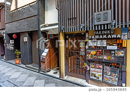 【イラスト風京都】京町屋が並ぶ先斗町のディープな世界 【イラスト風京都】京町屋が並ぶ先斗町のディープな世界 105943695