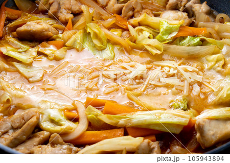 チーズタッカルビ(チーズ入り、鶏肉と野菜の韓国風炒め物。)をフライパンで作る調理シーン。 チーズタッカルビ(チーズ入り、鶏肉と野菜の韓国風炒め物。)をフライパンで作る調理シーン。 105943894