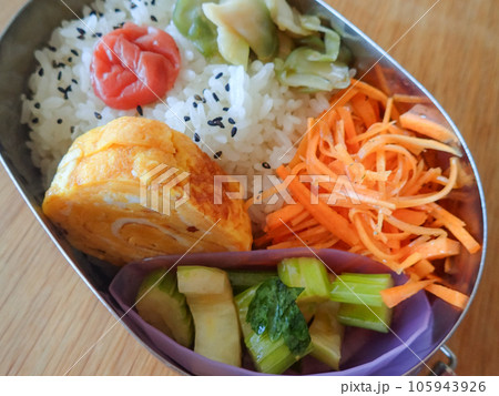 セロリの浅漬けと玉子焼きのお弁当 セロリの浅漬けと玉子焼きのお弁当 105943926