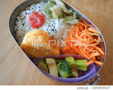 セロリの浅漬けと玉子焼きのお弁当 セロリの浅漬けと玉子焼きのお弁当 105943927