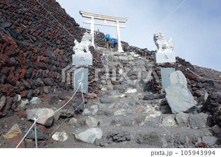 富士山頂の久須志神社の鳥居御橋(吉田ルート) 富士山頂の久須志神社の鳥居御橋(吉田ルート) 105943994
