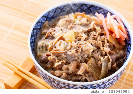 牛丼を食べる 牛丼を食べる 105943999