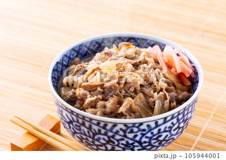 牛丼を食べる 牛丼を食べる 105944001