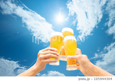 青空のもと生ビールを飲む 青空のもと生ビールを飲む 105944304