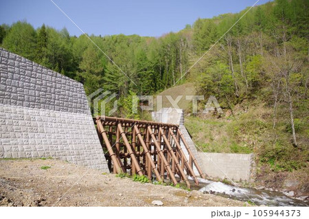 土砂災害対策の透過型砂防堰堤 105944373